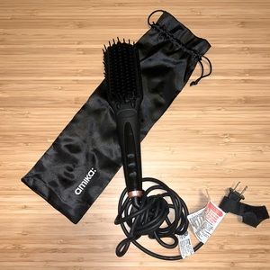 SOLD Amika Polished Perfection Straightening Brush 1.0